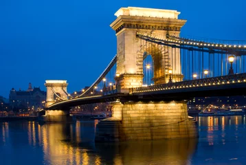 Photo sur Plexiglas Széchenyi lánchíd The chain bridge in Budapest, Hungary, looking towards Pest, night scene