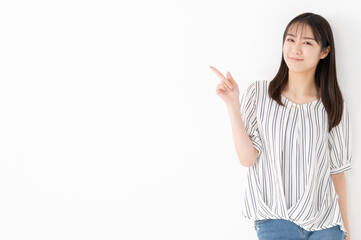 女性ポートレート　指差し　おすすめ
