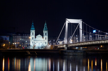 Obraz premium The inner city parish church and Elizabeth Bridge in Budapest at night