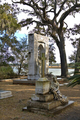 Fototapeta na wymiar Bonaventure Cemetery is a rural cemetery located on a scenic bluff of the Wilmington River, east of Savannah, Georgia.[