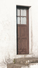 Puerta de madera sobre escalones en iglesia rural