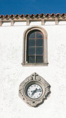 Ventana y reloj en iglesia rural de Asturias