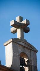 Doble cruz  de piedra en pináculo de iglesia rural