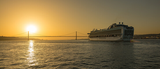 Kreuzfahrtschiff verlässt Lissabon