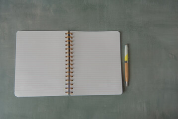 Cahier ouvert sur une page blanche avec un stylo - obrazy, fototapety, plakaty
