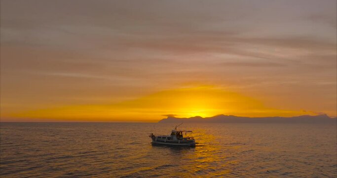 Barco Lla&uacute;t mallorqu&iacute;n con amanecer y sol de fondo (DRONE MAVIC 3 CINE)