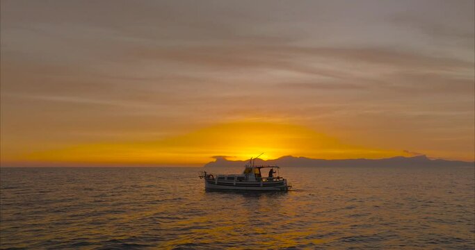 Barco Lla&uacute;t mallorqu&iacute;n con amanecer y sol de fondo (DRONE MAVIC 3 CINE)