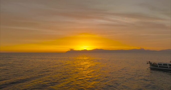 Barco Lla&uacute;t mallorqu&iacute;n con amanecer y sol de fondo (DRONE MAVIC 3 CINE)