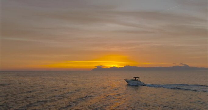 Lancha barco con amanecer y sol de fondo (DRONE MAVIC 3 CINE)