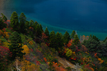 紅葉のカルデラ湖