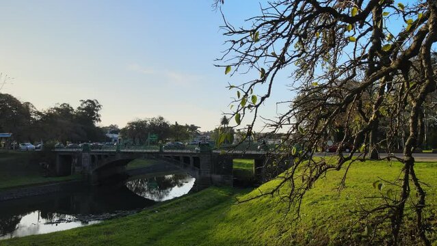 Peque&ntilde;o puente de ciudad pasa sobre peque&ntilde;o cause de agua 