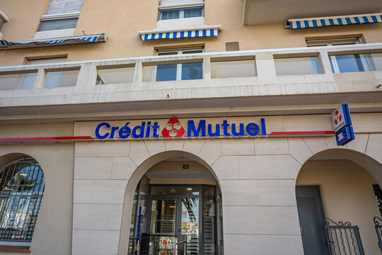 devanture d'une banque Cr&eacute;dit Mutuel &agrave; Saint-Rapha&euml;l