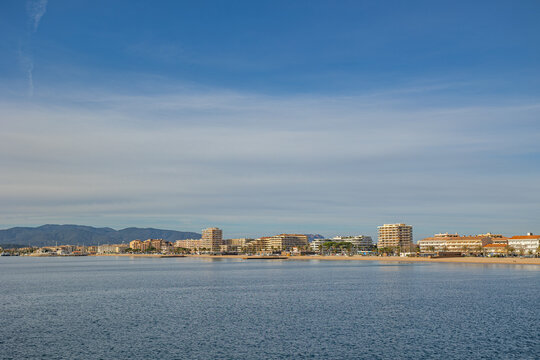 vue de la ville de Fr&eacute;jus par la mer	