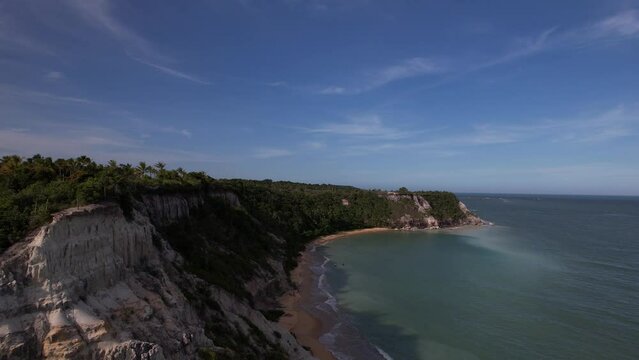 Linda vista a&eacute;rea das fal&eacute;sias. Forma&ccedil;&otilde;es naturais na Praia do Espelho, em Trancoso, no Sul da Bahia. Uma das mais belas praias do Brasil.