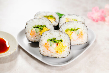 お皿に盛ったサラダ巻き