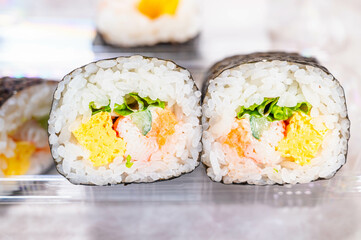 透明パックに入ったサラダ巻き