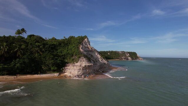 Linda vista a&eacute;rea das fal&eacute;sias. Forma&ccedil;&otilde;es naturais na Praia do Espelho, em Trancoso, no Sul da Bahia. Uma das mais belas praias do Brasil.