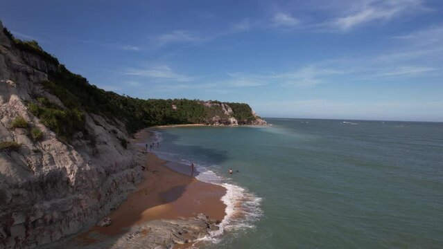 Linda vista a&eacute;rea das fal&eacute;sias. Forma&ccedil;&otilde;es naturais na Praia do Espelho, em Trancoso, no Sul da Bahia. Uma das mais belas praias do Brasil.