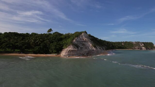 Linda vista a&eacute;rea das fal&eacute;sias. Forma&ccedil;&otilde;es naturais na Praia do Espelho, em Trancoso, no Sul da Bahia. Uma das mais belas praias do Brasil.