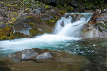 Fototapeta premium salto de agua, agua corriendo, agua de seda, cascada, acuático, naturaleza, río, arroyo, cascada, bosque, paisaje, roca, caer, caer, chorros, arroyo, gemas, verde, primavera, montagna, nativo, roca,