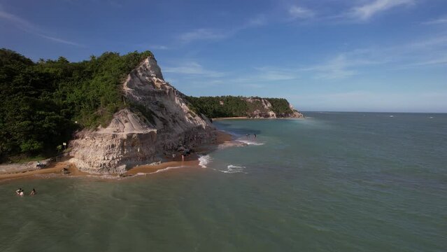 Linda vista a&eacute;rea das fal&eacute;sias. Forma&ccedil;&otilde;es naturais na Praia do Espelho, em Trancoso, no Sul da Bahia. Uma das mais belas praias do Brasil.