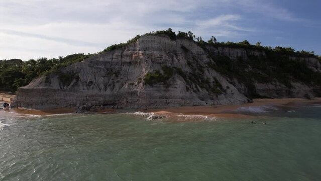 Linda vista a&eacute;rea das fal&eacute;sias. Forma&ccedil;&otilde;es naturais na Praia do Espelho, em Trancoso, no Sul da Bahia. Uma das mais belas praias do Brasil.