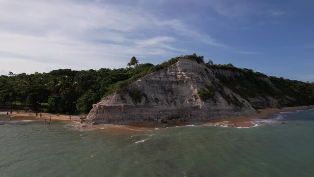 Linda vista a&eacute;rea das fal&eacute;sias. Forma&ccedil;&otilde;es naturais na Praia do Espelho, em Trancoso, no Sul da Bahia. Uma das mais belas praias do Brasil.