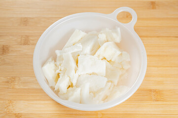 水でふやかして砕いた氷餅