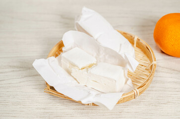 笊に乗せた氷餅とミカン　