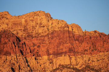 Lever de soleil sur Red Rock Mountain, Las Vegas, Nevada, États-Unis d'Amérique. Montagne à la roche rouge et jaune en strates.