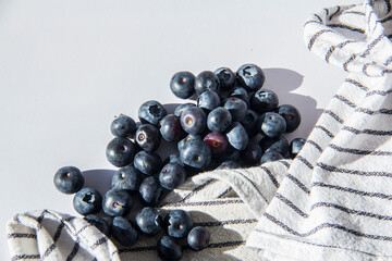 Arándanos sobre fondo blanco - Blueberries