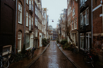 Fototapeta na wymiar Niederlande | Amsterdam - Gasse nach schwerem Regen