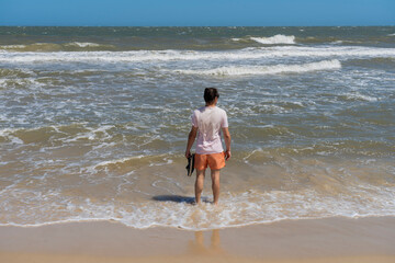 Persona mirando al mar