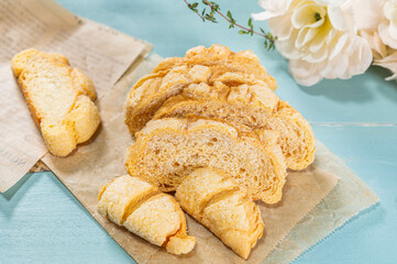 カットしたメロンパンラスク