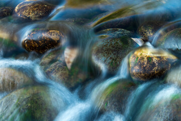 agua corriendo, caida de  agua, agua de seda, acuático, río, arroyo, naturaleza, cascada, gemas, roca, roca, paisaje, arroyo, chorros, caer, cascada, gemas, primavera, montagna, arroyo, bosque, verde,
