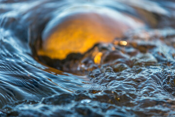 burbujas de  agua, agua salvaje, olas, acuático, río, naturaleza, arroyo, roca, mar, gemas, azul, mojado, llover, liquida, chorros, playa, oceáno, cascada, borbotear, catarro, roca, fresco, abstracta,