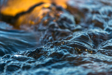 burbujas de  agua, agua salvaje, olas, acuático, río, naturaleza, arroyo, roca, mar, gemas, azul, mojado, llover, liquida, chorros, playa, oceáno, cascada, borbotear, catarro, roca, fresco, abstracta,