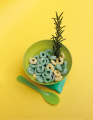 Cereal verde en bowl verde y fondo amarillo. Desayuno verde 