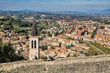 Obraz premium spoleto, italien - stadtpanorama mit turm der kathedrale
