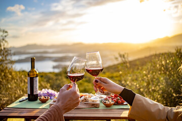 Lamas personalizadas para cocina con tu foto Man and woman cheers red wine glasses at beautiful sunset at outdoor picnic. Romantic dinner at outdoor. 