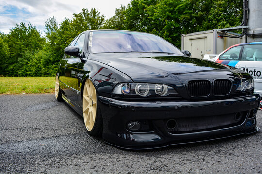 Getunter und tiefergelegter BMW e39 mit goldenen Felgen beim BMW-Treffen in Gollhofen, Franken, Bayern, Deutschland, 09.05.2021