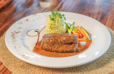 Torta de carne en salsas con puré de papa 