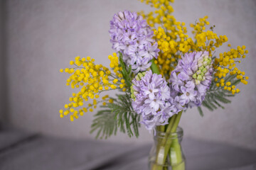 Blumenstrauß Hyazinthen und Mimose, Blumen im Frühling in blau und gelb