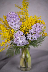 Blumenstrauß Hyazinthen und Mimose, Blumen im Frühling in blau und gelb