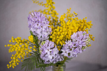 Blumenstrauß Hyazinthen und Mimose, Blumen im Frühling in blau und gelb