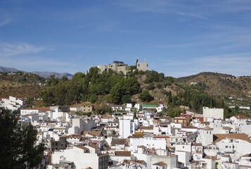 Fototapeta na wymiar Aussicht auf Monda, eines der sogenannten weißen Dörfer in Andalusien