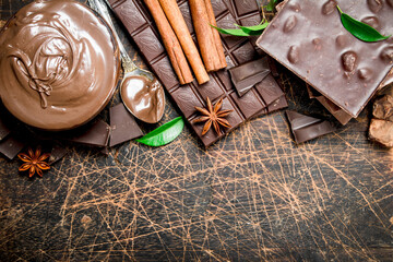 Chocolate paste with cinnamon and chocolate slices.