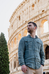 Fototapeta na wymiar man posing in front of the coliseum
