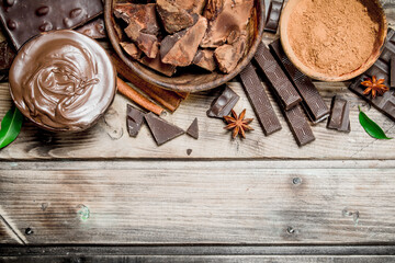 Chunks of crushed chocolate with chocolate paste and ground cocoa.