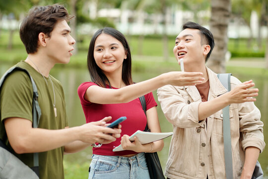 Sophomores helping freshman to find library on college campus